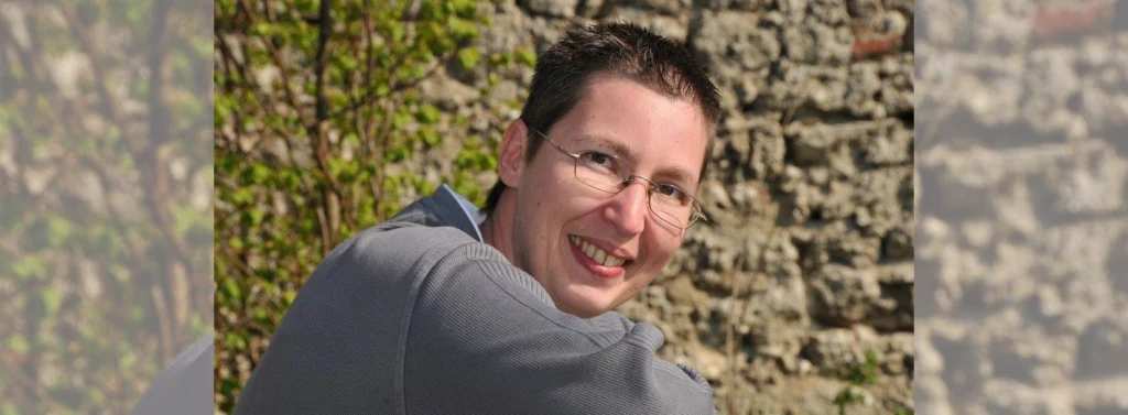 Lächelnde Frau mit Brille.
