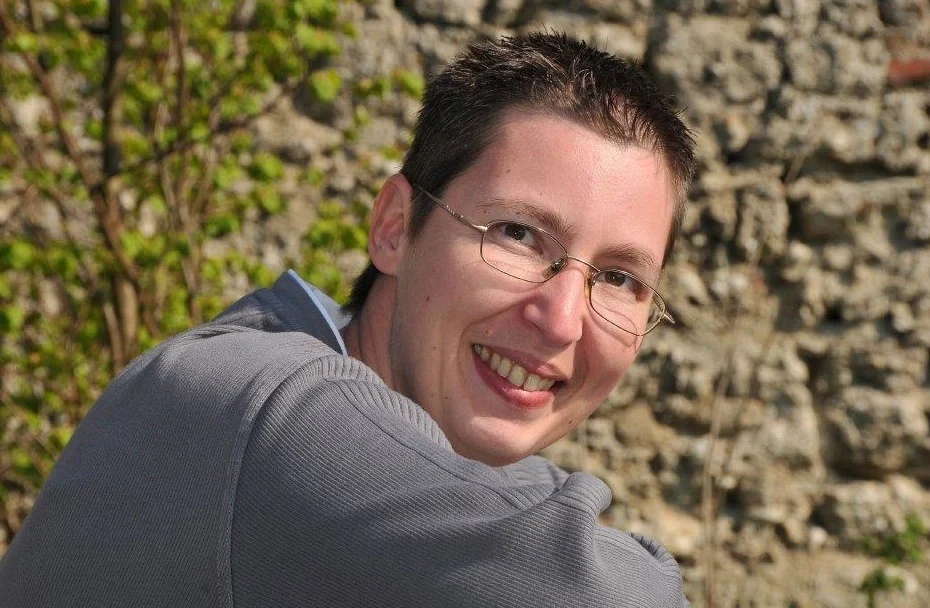 Lächelnde Frau mit Brille.