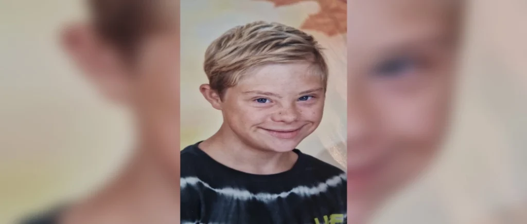 Lächelnder Junge mit beigem Hintergrund.