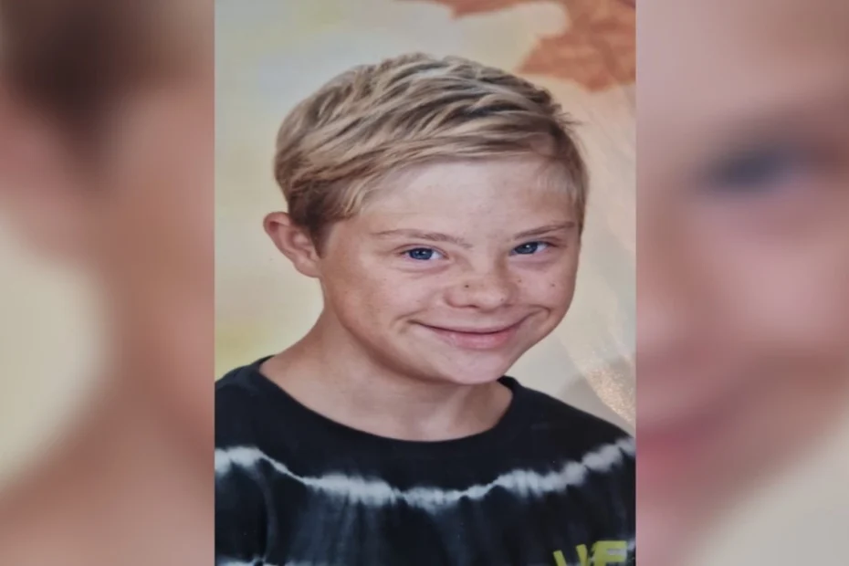 Lächelnder Junge mit beigem Hintergrund.