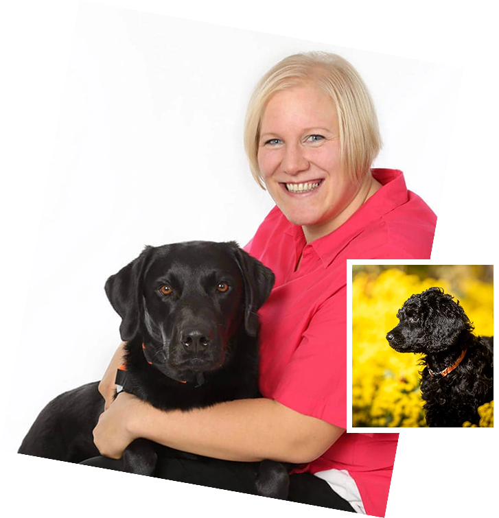 Obfrau Cornelia Reithner lächelt und umarmt einen Hund.